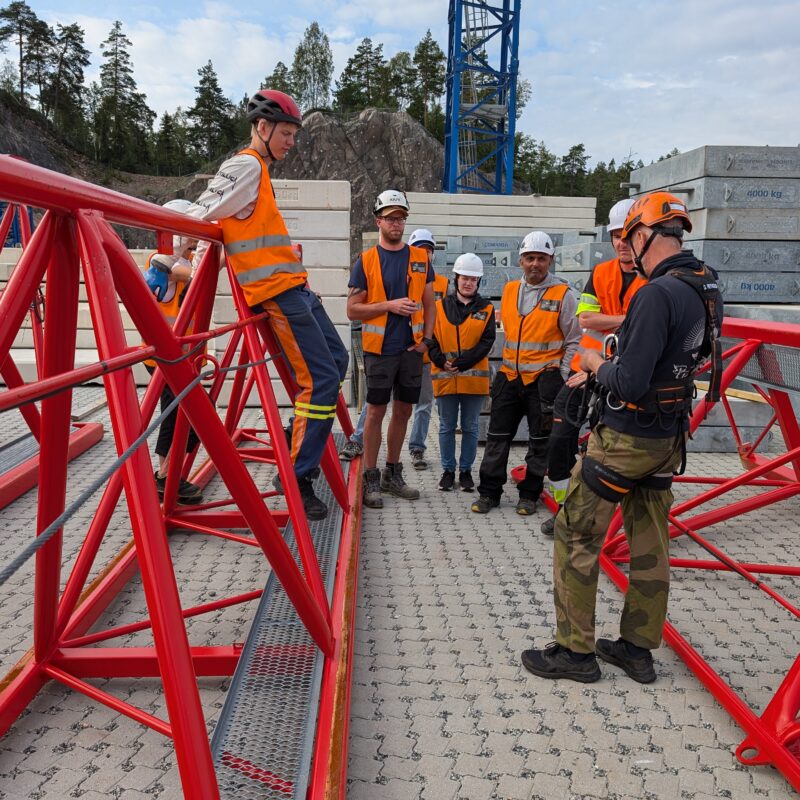 Gruppe av elever med redningsinstruktør